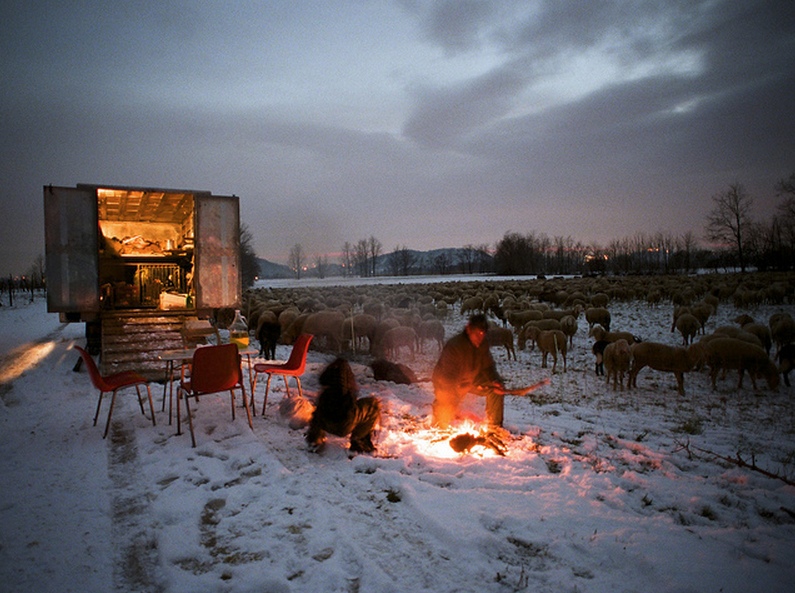 I pastori Franco e Julian accendono un fuoco per la notte (Crespano del Grappa)