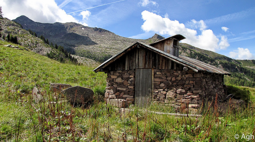 Baita isolata con vista sulla cresta del Monte Cece