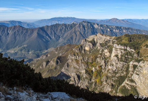 Corno di Vallarsa, con dietro il Crinale del Monte Zugna